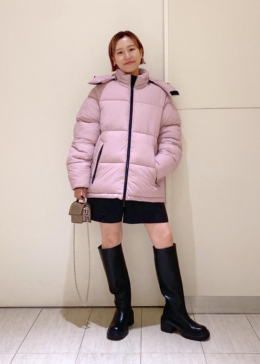 「THE VERY WARM、ザベリーワーム、ロングブーツ、ペプラム、ミニバッグ、ハーフパンツ、お出かけコーデ、シンプルコーデ、30代、ママコーデ、ADAM ET ROPÉ、FEMME、骨格ウェーブ、ブルべ、大人カジュアル」|「ADAM ET ROPE'の【サステナブル】ウエストロゴサテンショートパンツ(その他パンツ、ブラック系)」を使った、KUBOTAさん(レディース・159cm)の夏コーディネートの5枚目の写真