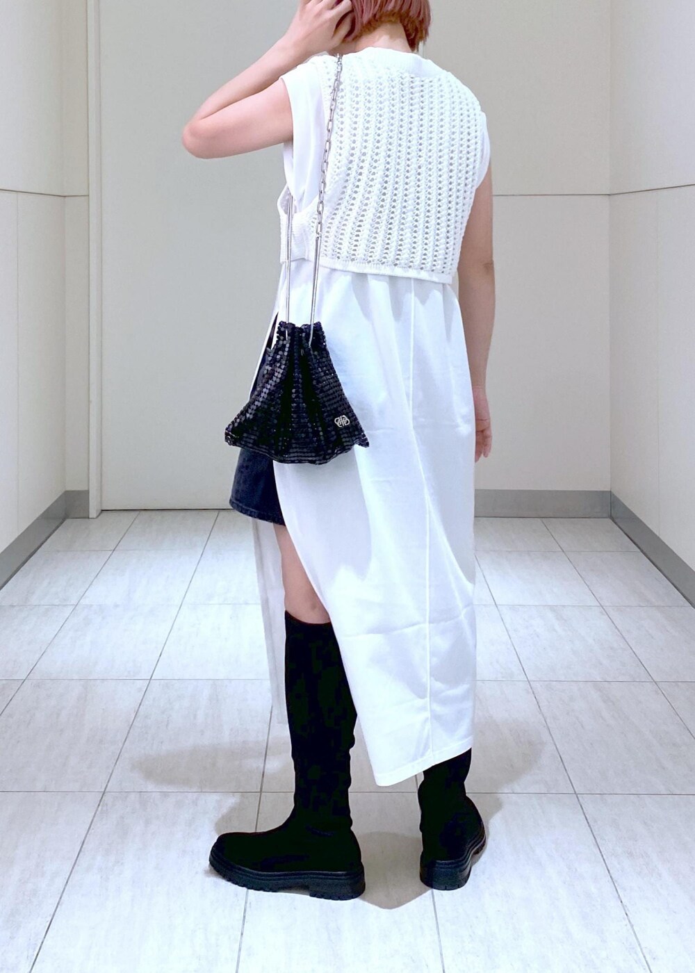 「KNOWHOW jewelry、BIGOTRE、ビゴター、ノウハウジュエリー、ハーフパンツ、デニムハーフパンツ、メッシュベスト、メッシュ、カットワンピ、24SS、24SS夏の新作、24SS春の新作、大人かわいい、休日コーデ、梅雨コーデ」|「ADAM ET ROPE'のウォータープルーフソックスロングブーツ(ブーツ、ブラック系)」を使った、KUBOTAさん(レディース・159cm)の春コーディネートの4枚目の写真