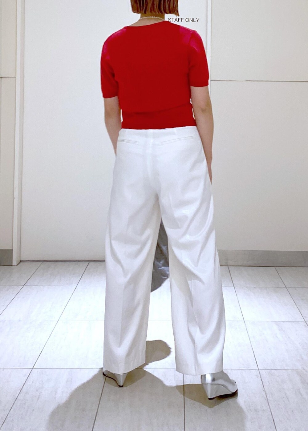 ホワイト系のその他パンツ、シルバー系のパンプス、シルバー系のネックレスを着用したレディースの冬コーディネートの4枚目の写真