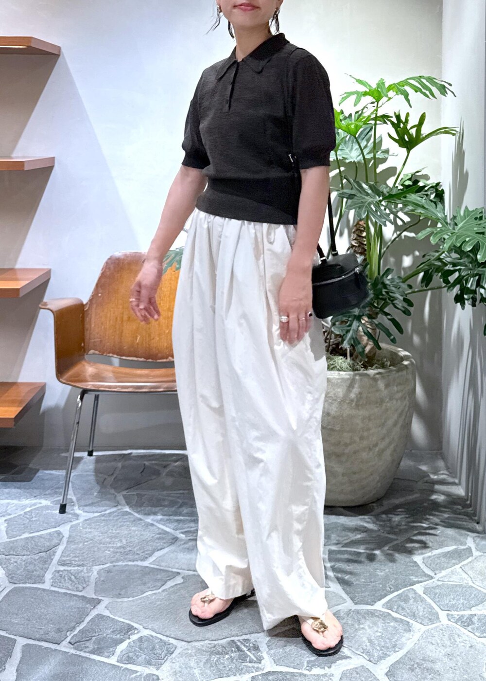 ホワイト系のその他パンツ、ブラック系のショルダーバッグ、ブルー系のポロシャツを着用したレディースの夏コーディネートの9枚目の写真