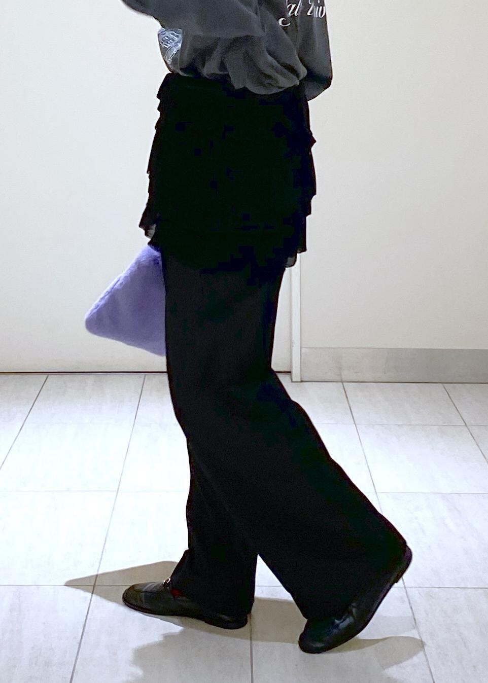 ブラック系のローファー、パープル系のトートバッグ、シルバー系のネックレスを着用したレディースの冬コーディネートの4枚目の写真