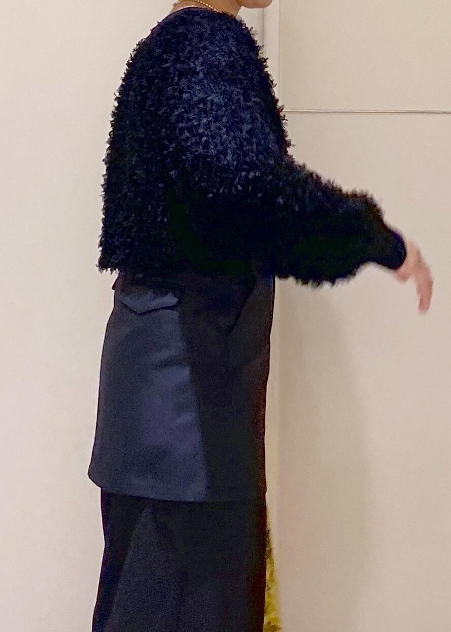 ブラック系のパンプス、ブラック系のスラックス、ブラック系のスカートを着用したレディースの秋コーディネートの6枚目の写真