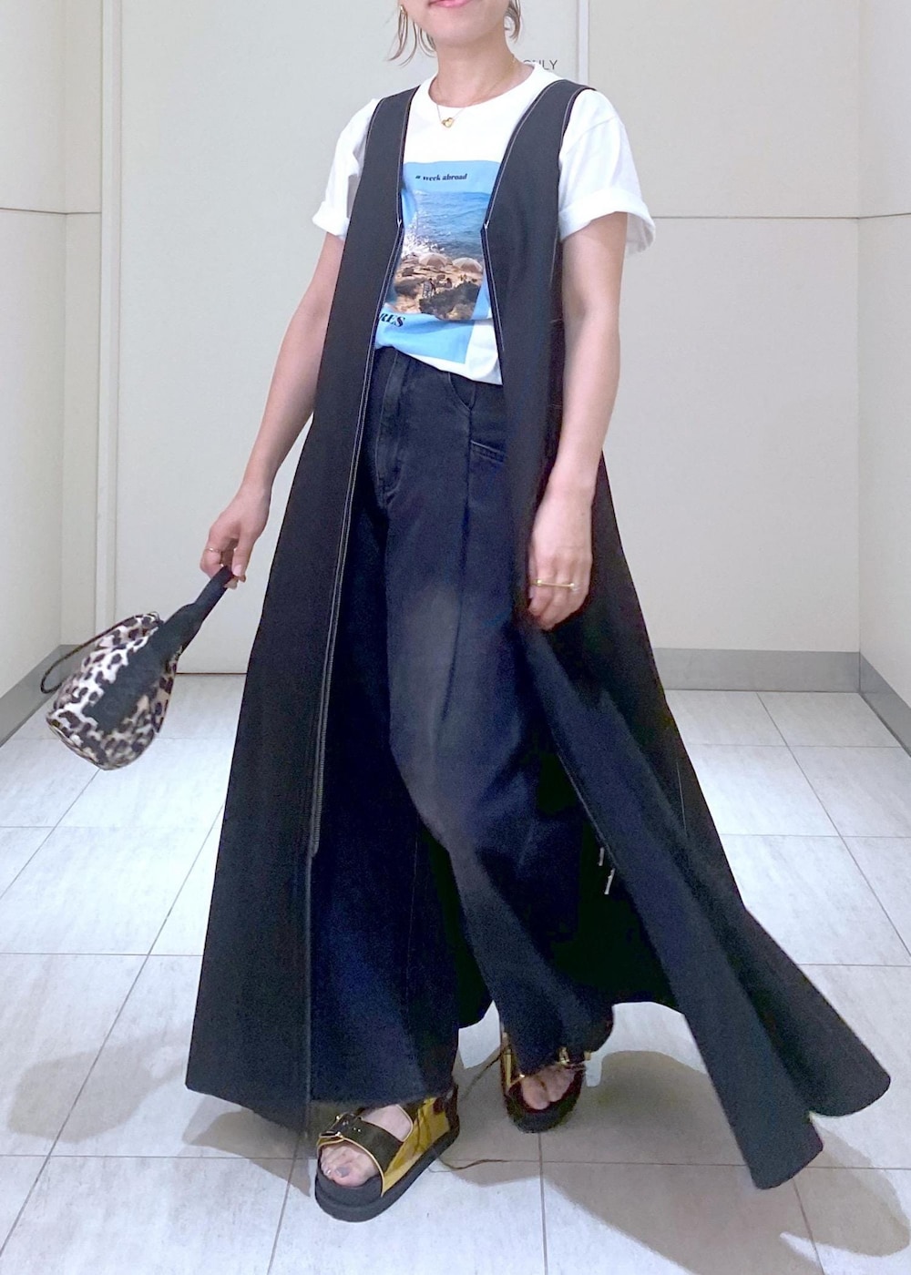 「GANNI、ガニー、逸品、24SS、24SS夏の新作、SALE、SALEアイテム、セールアイテム、ママ、ママコーデ、A WEEK ABROAD、Tシャツ、Tシャツコーデ、デニムコーデ、夏コーデ」|「ADAM ET ROPE'のダブルバックルプラットフォームサンダル(サンダル、ゴールド系)」を使った、KUBOTAさん(レディース・159cm)の夏コーディネートの4枚目の写真