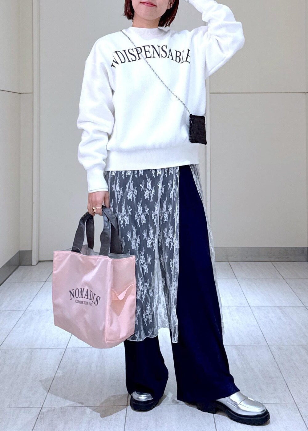 ホワイト系のTシャツ/カットソー、ブラック系のショルダーバッグ、ピンク系のハンドバッグを着用したレディースの冬コーディネートの2枚目の写真