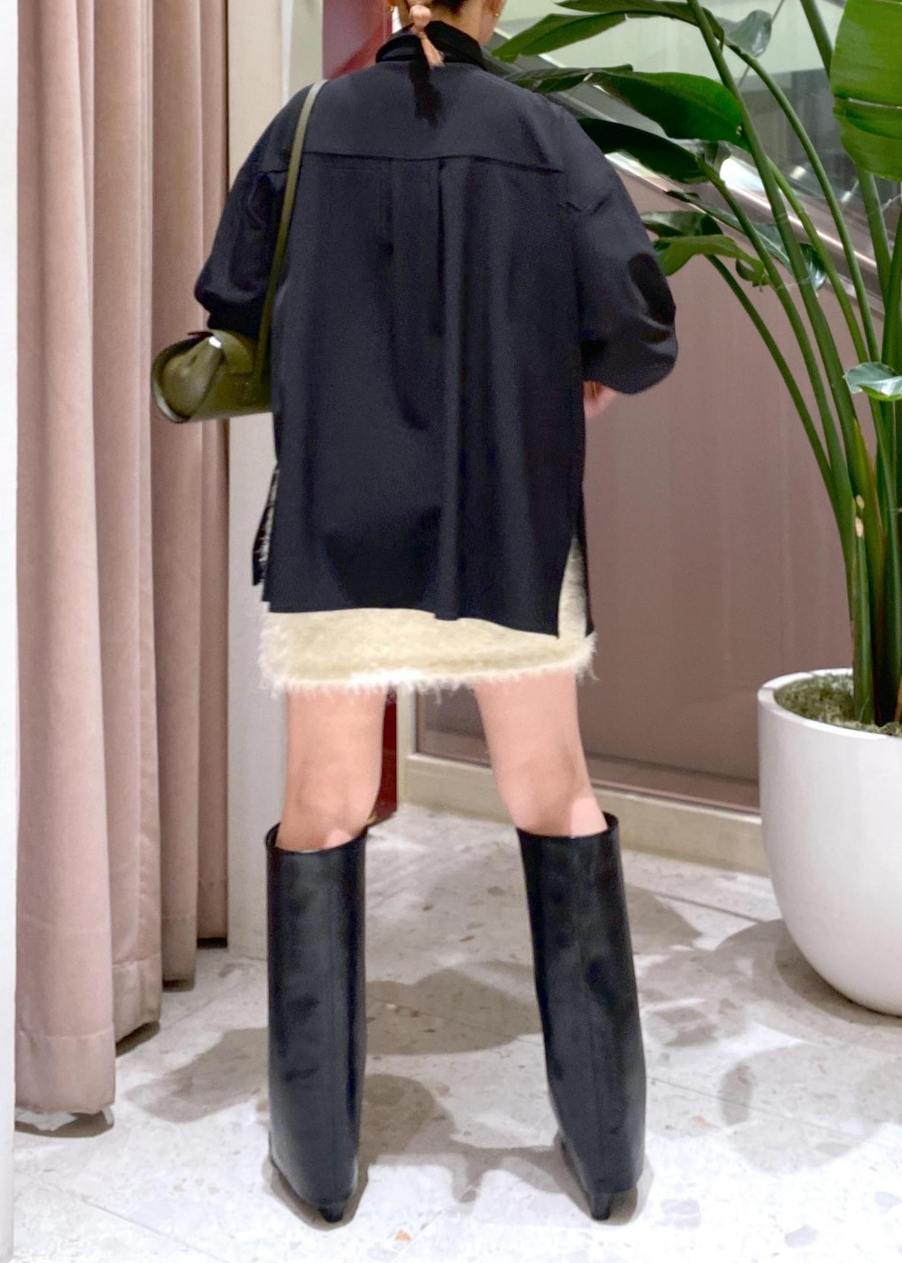 「24AW、24AW秋の新作、ママコーデ、ママ、とろみシャツ、とろみブラウス、ネクタイ、タイ、ロングブーツ、レザー、ミニスカート、フラッフィー、30代、初秋コーデ、秋コーデ」|「ADAM ET ROPE'のフラッフィーミニスカート(スカート、ホワイト系)」を使った、KUBOTAさん(レディース・159cm)の秋コーディネートの5枚目の写真