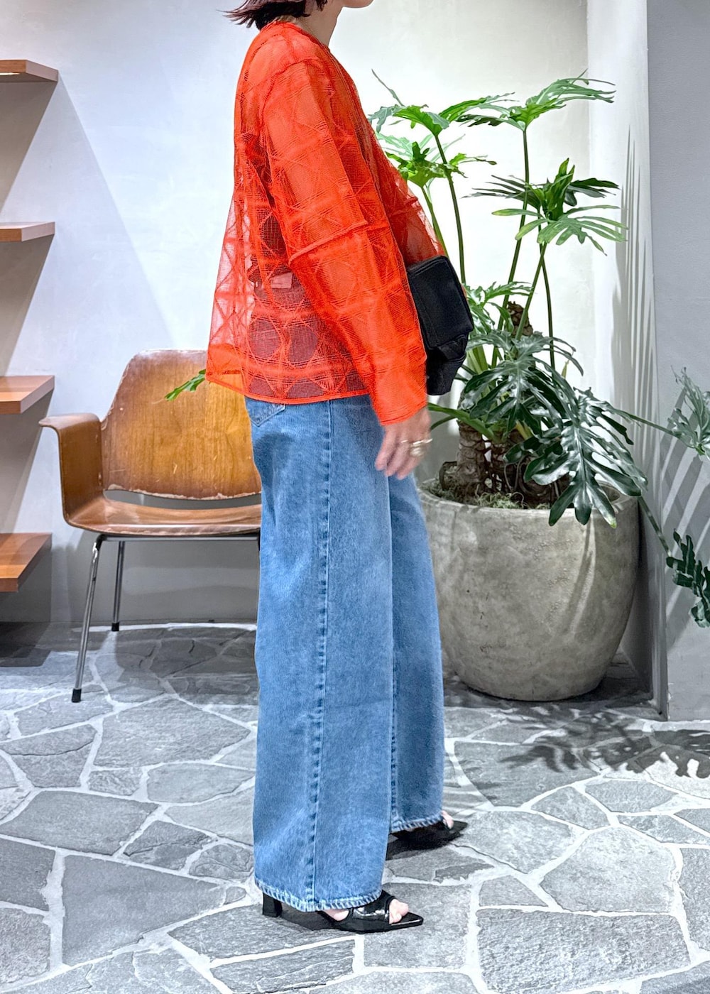 「25ss、25ss夏の新作、ニードバイ、NEEDBY for ADAM ET ROPÉ、PFT、パフト、レザーバッグ、デニム、デニムコーデ、ママ、ママコーデ、初夏コーデ、デートコーデ、お出かけコーデ、旅行コーデ」|「NEEDBY heritageの【NEEDBY for ADAM ET ROPE'】別注 MID RISE LUNA(デニムパンツ、ブルー系)」を使った、KUBOTAさん(レディース・159cm)の夏コーディネートの8枚目の写真