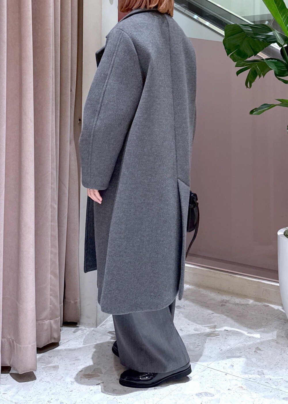 「ロングコート、赤コーデ、ワイドスラックス、ビットローファー、レザーバッグ、グレーコーデ、24aw、24aw冬の新作、大人コーデ、大人、休日コーデ、ママコーデ、ママ、アモーメント、AMOMENT」|「ADAM ET ROPE'のウールボンディングロングコート(ステンカラーコート、グレー系)」を使った、KUBOTAさん(レディース・159cm)の秋コーディネートの7枚目の写真