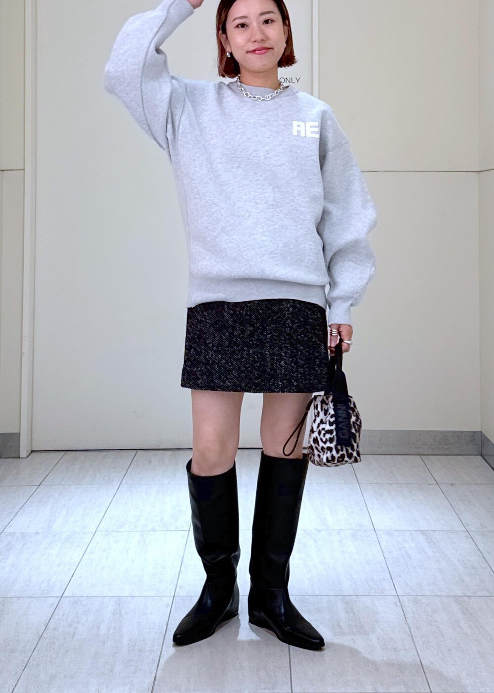 「WEB限定、リバーコート、GANNI、ガニー、ロングブーツ、ツイード、ミニスカート、24aw、24aw冬の新作、24aw秋の新作、ニットスウェット、大人、大人コーデ、ママコーデ、ママ」|「ADAM ET ROPE'の【GANNI(ガニー)】RECYCLED TECH POUCH PRINT(ハンドバッグ、ブラウン系)」を使った、KUBOTAさん(レディース・159cm)の秋コーディネートの10枚目の写真