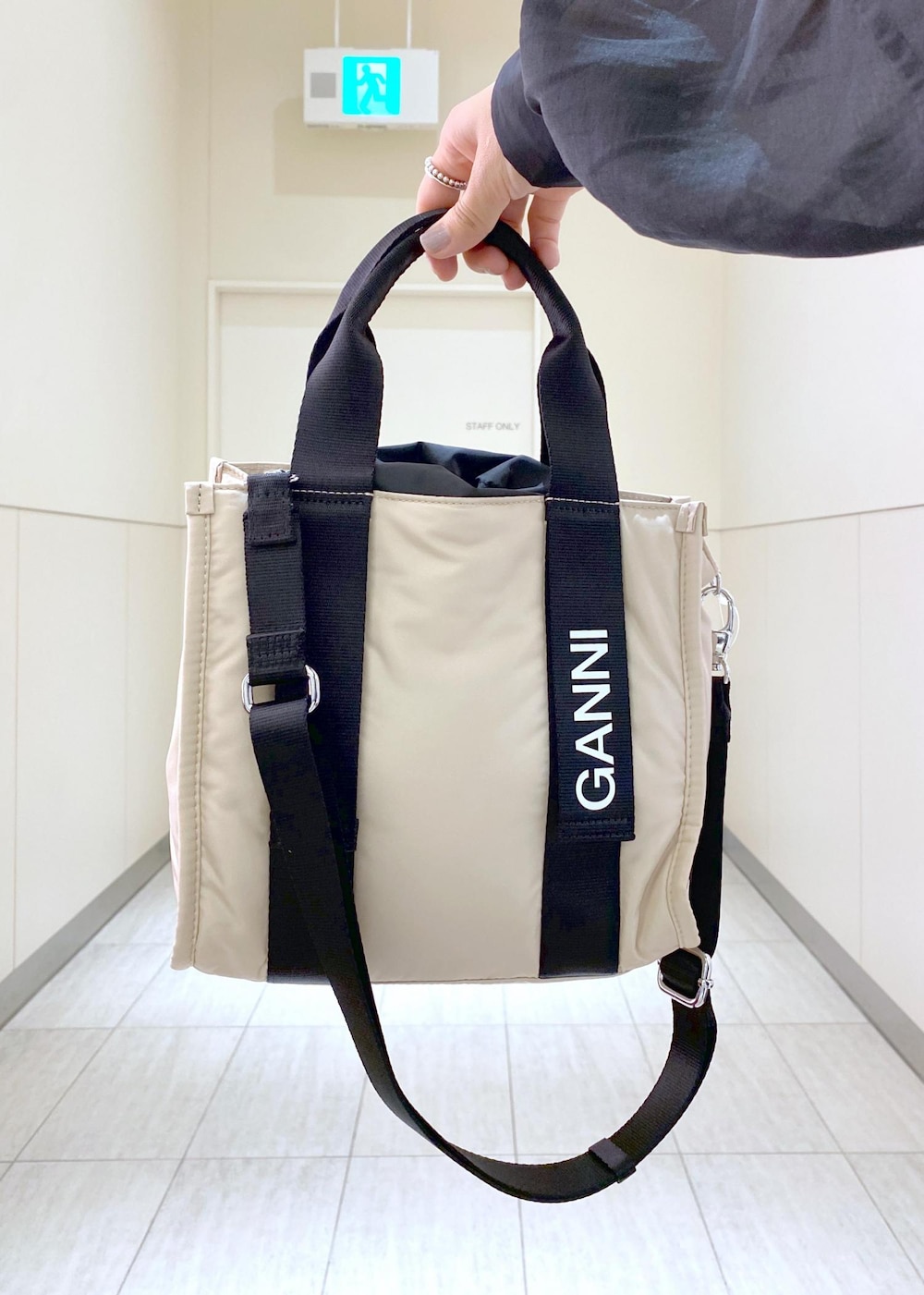 ブルー系のデニムパンツ、シルバー系のバレエシューズ、ブラック系のTシャツ/カットソーを着用したレディースの夏コーディネートの10枚目の写真