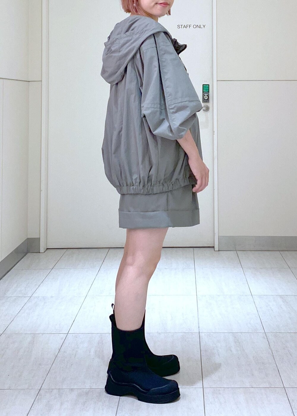 ホワイト系のニット/セーター、ベージュ系のボディバッグ/ウエストポーチ、グリーン系のその他アウターを着用したレディースの夏コーディネートの4枚目の写真