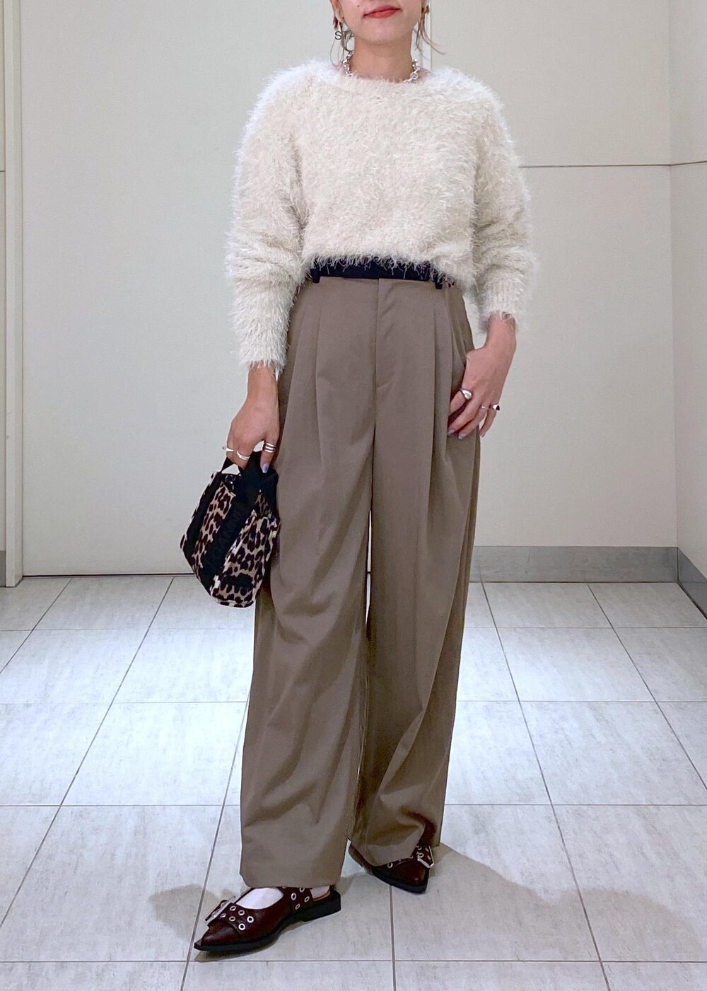 「GANNI、GANNI for ADAM ET ROPÉ、24aw、24aw秋の新作、ドレスバンツ、ニット、ママ、ママコーデ、大人かわいい、キレイめカジュアル、初秋コーデ、秋コーデ、初冬コーデ、デートコーデ、お出かけコーデ」|「ADAM ET ROPE'のバイカラーベルトドレスパンツ(スラックス、グリーン系)」を使った、KUBOTAさん(レディース・159cm)の秋コーディネートの2枚目の写真