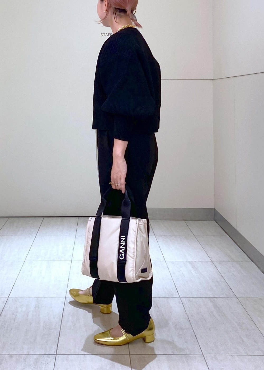 「GANNI、GANNI for ADAM ET ROPÉ、ガニー、メリージェーン、WEB限定、ペプラム、2way、グラミチ、GRAMICCI、GRAMICCI for ADAM ET ROPÉ、ママ、ママコーデ、大人かわいい、休日スタイル、通勤コーデ」|「ADAM ET ROPE'のcoffee beans necklace(ネックレス、ゴールド系)」を使った、KUBOTAさん(レディース・159cm)の夏コーディネートの4枚目の写真