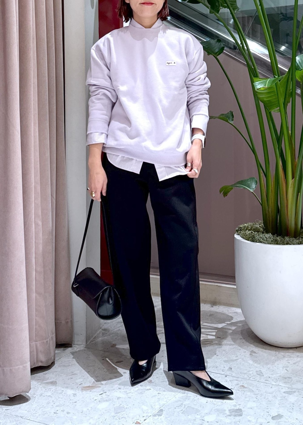 ブラック系のその他パンツ、ブラック系のショルダーバッグ、パープル系のスウェットを着用したレディースの冬コーディネートの2枚目の写真