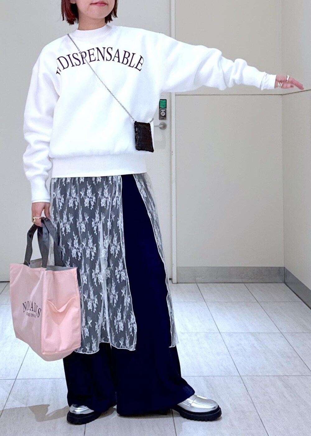 ホワイト系のTシャツ/カットソー、ブラック系のショルダーバッグ、ピンク系のハンドバッグを着用したレディースの冬コーディネートの8枚目の写真