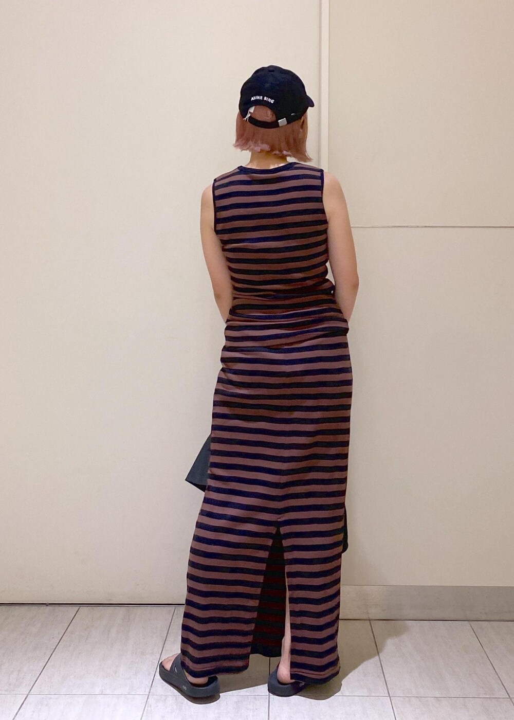 ブラック系のシャツ/ブラウス、ブラック系のショルダーバッグ、ブラウン系のタンクトップを着用したレディースの夏コーディネートの7枚目の写真