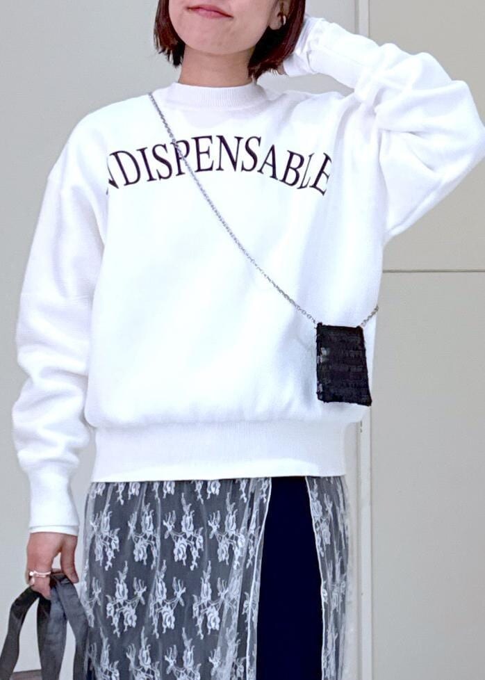 ホワイト系のTシャツ/カットソー、ブラック系のショルダーバッグ、ピンク系のハンドバッグを着用したレディースの冬コーディネートの9枚目の写真