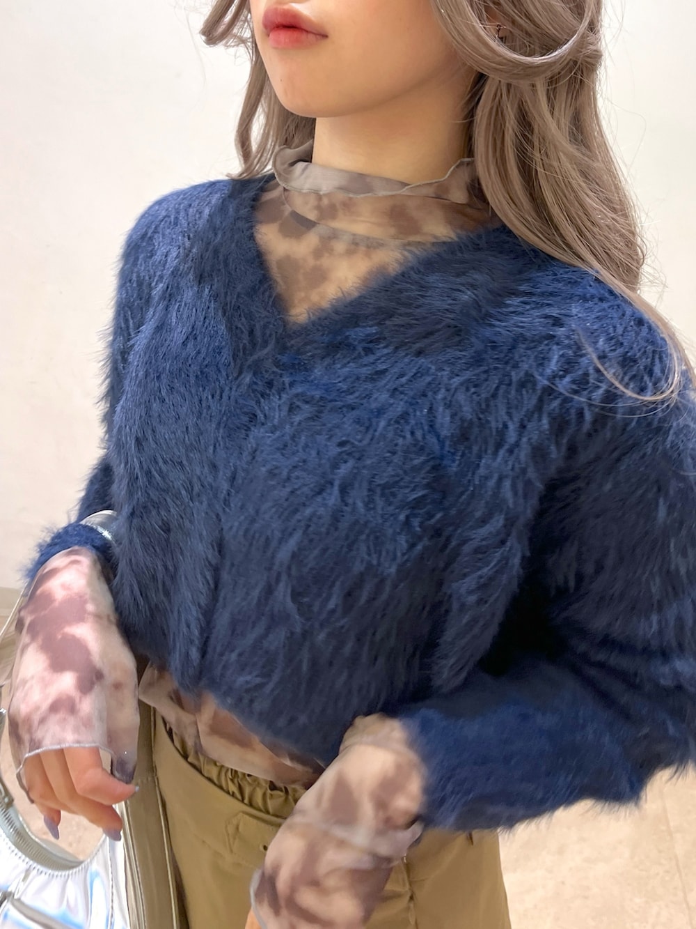 グレー系のTシャツ/カットソー、シルバー系のショルダーバッグ、ブルー系のカーディガン/ボレロを着用したレディースの冬コーディネートの9枚目の写真