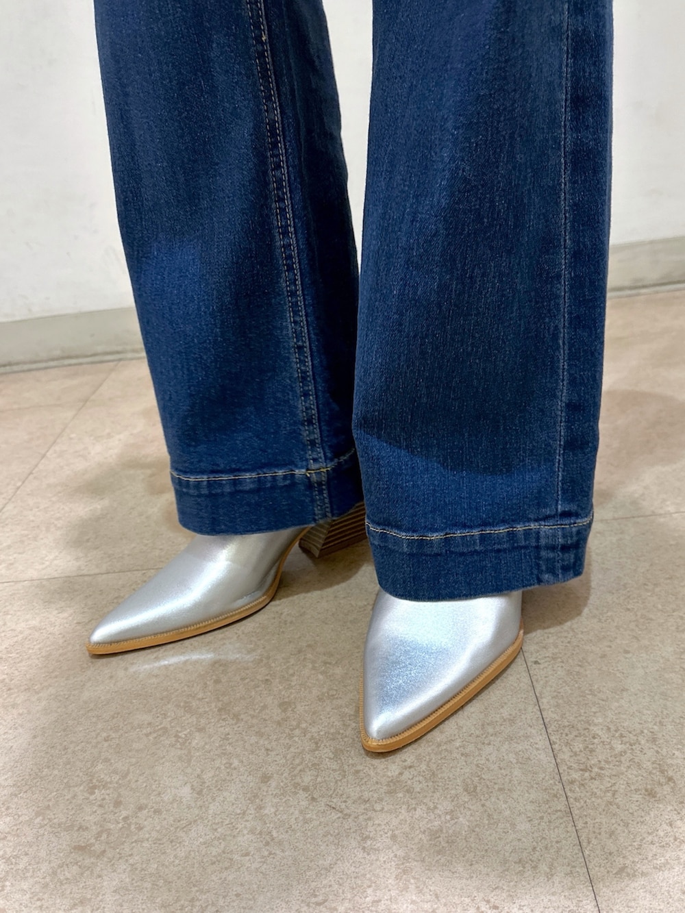 ブラック系のショルダーバッグ、ブラック系のシャツ/ブラウス、ホワイト系のTシャツ/カットソーを着用したレディースの春コーディネートの9枚目の写真