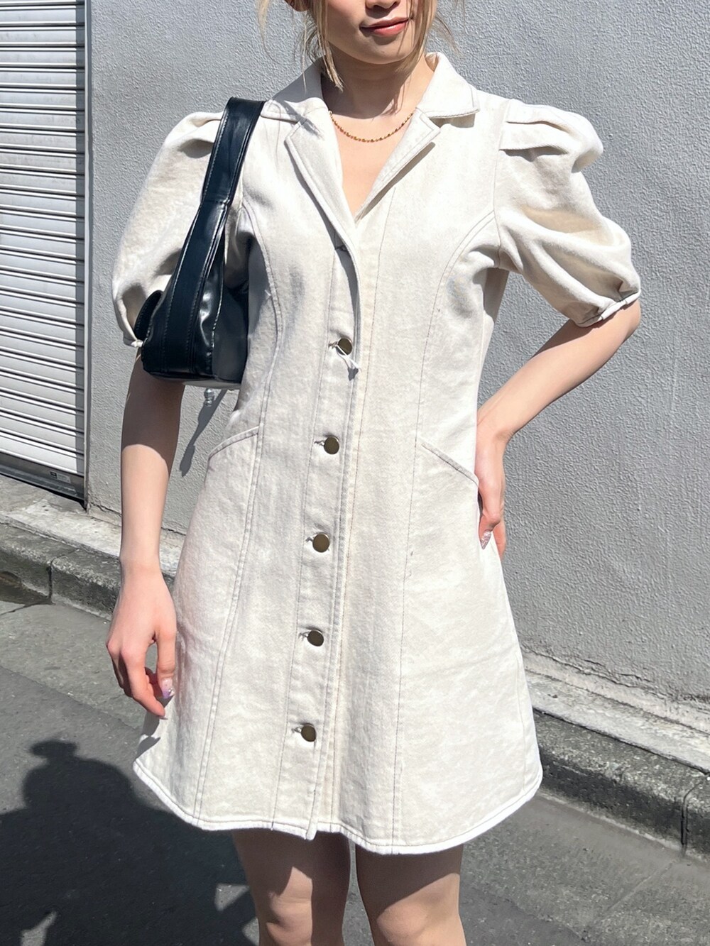 ブラック系のショルダーバッグ、ホワイト系のワンピースを着用したレディースの春コーディネートの6枚目の写真