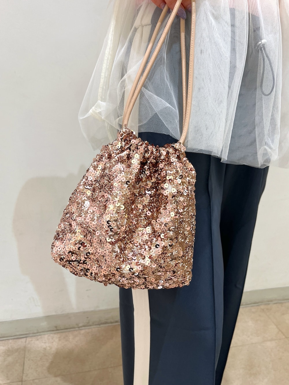 ブルー系のテーラードジャケット、ピンク系のニット/セーター、シルバー系のハンドバッグを着用したレディースの冬コーディネートの10枚目の写真