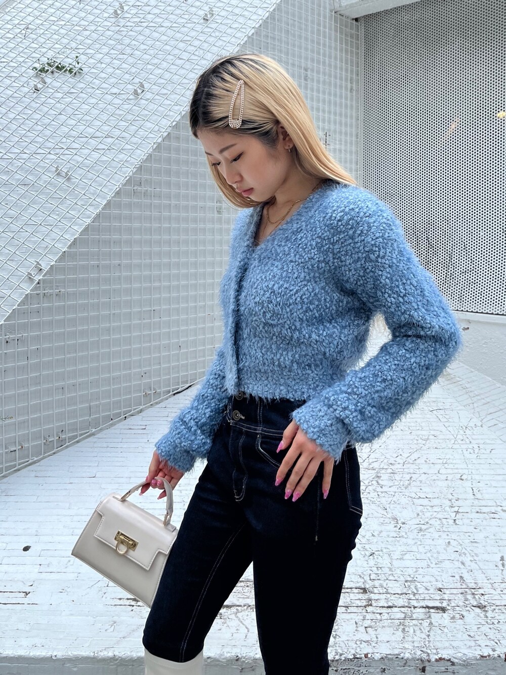 ブルー系のカーディガン/ボレロ、ホワイト系のブーツ、ホワイト系のショルダーバッグを着用したレディースの秋コーディネートの6枚目の写真