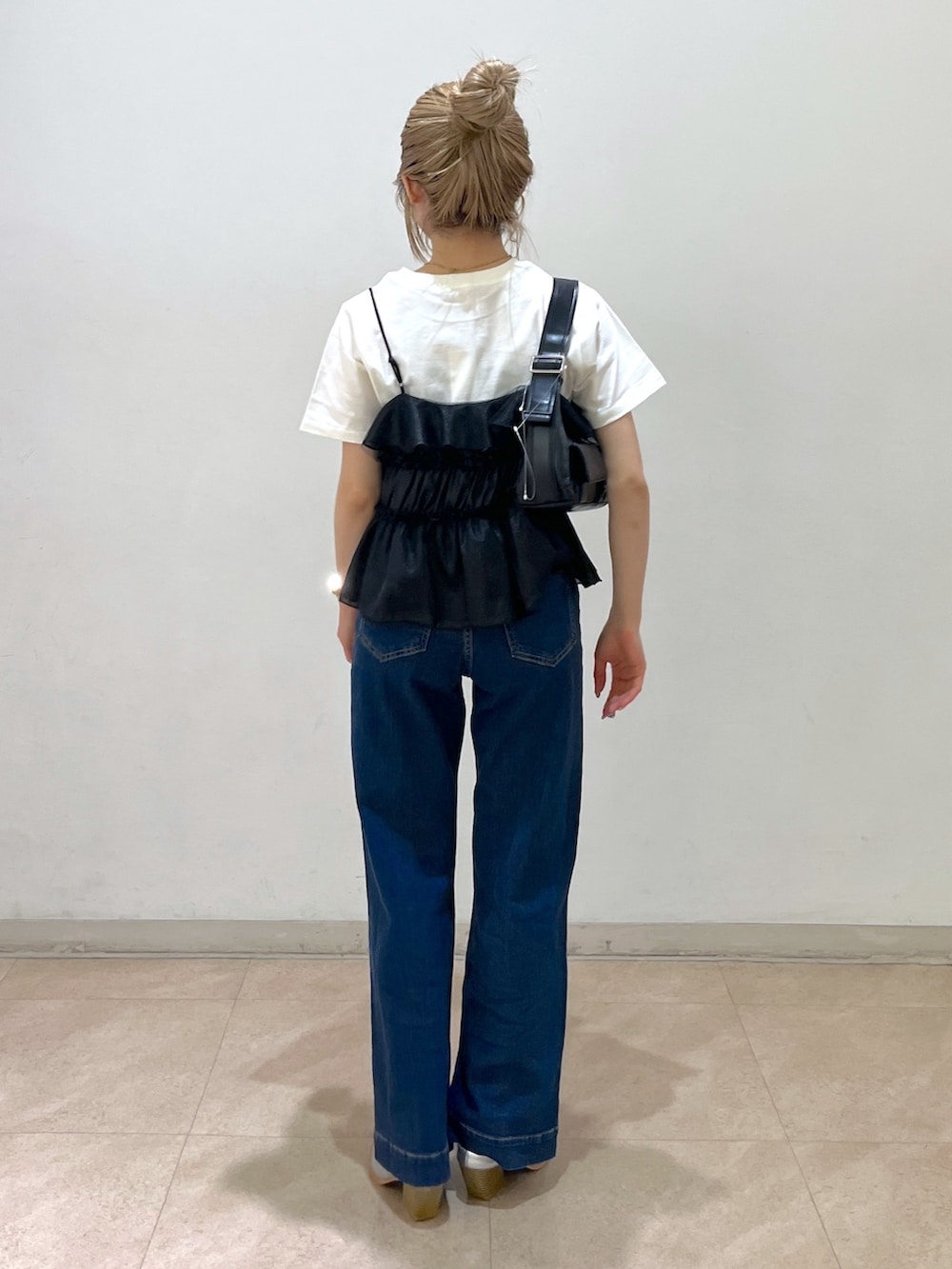 ブラック系のショルダーバッグ、ブラック系のシャツ/ブラウス、ホワイト系のTシャツ/カットソーを着用したレディースの春コーディネートの3枚目の写真