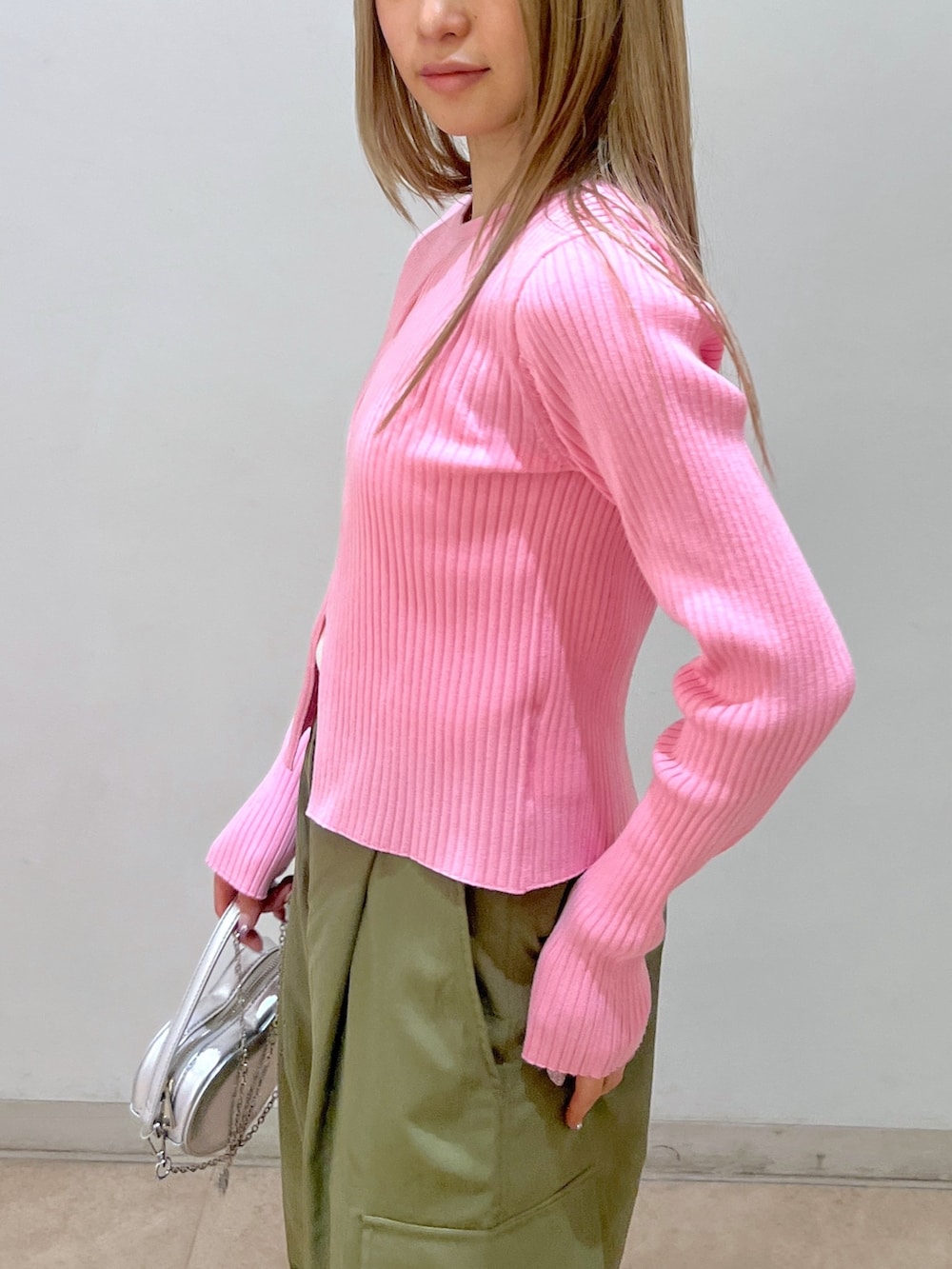 グリーン系のカーゴパンツ、シルバー系のショルダーバッグ、ブラック系のパンプスを着用したレディースの春コーディネートの7枚目の写真