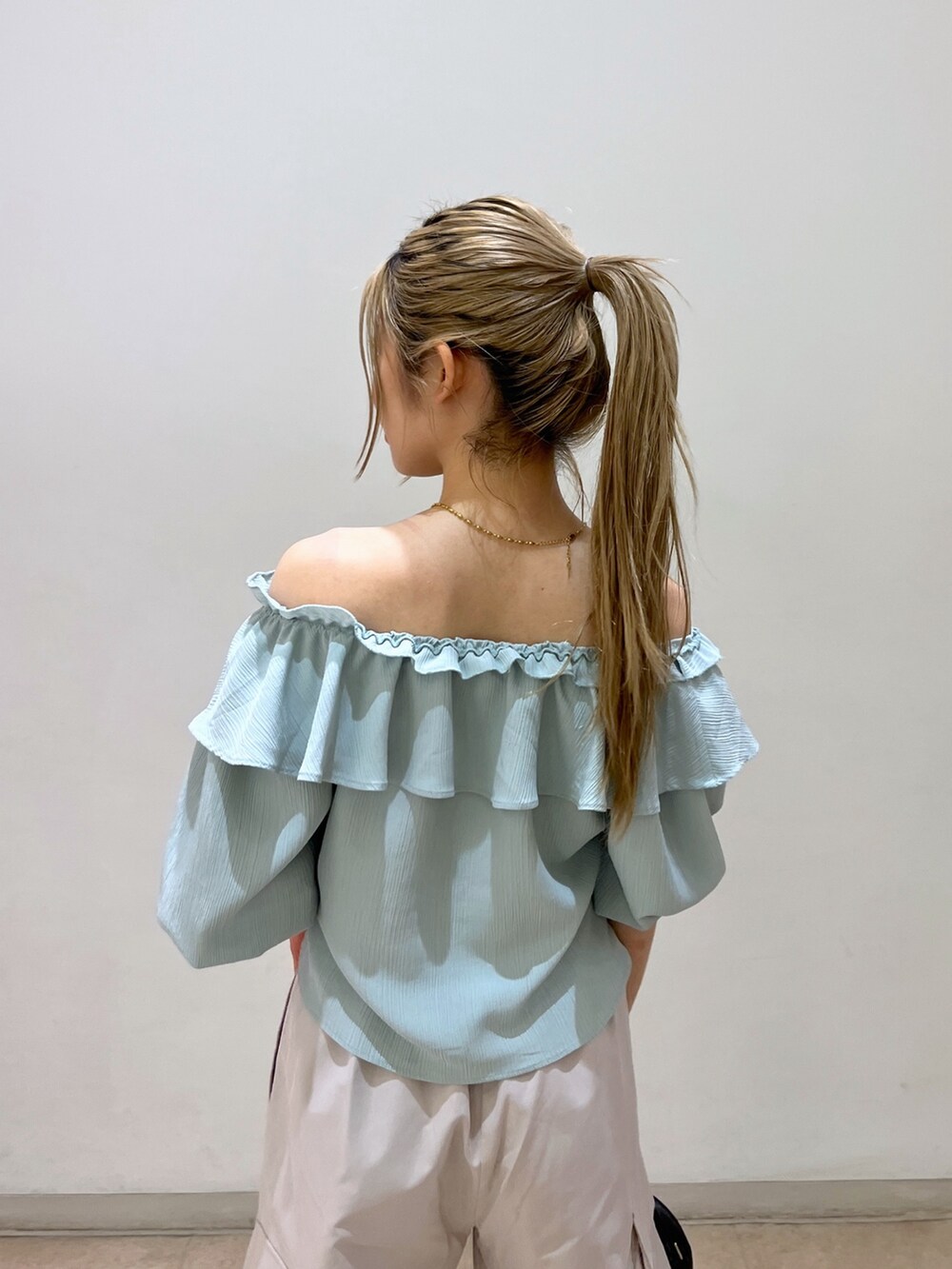 グリーン系のシャツ/ブラウス、ベージュ系のカーゴパンツ、ブラック系のショルダーバッグを着用したレディースの春コーディネートの8枚目の写真