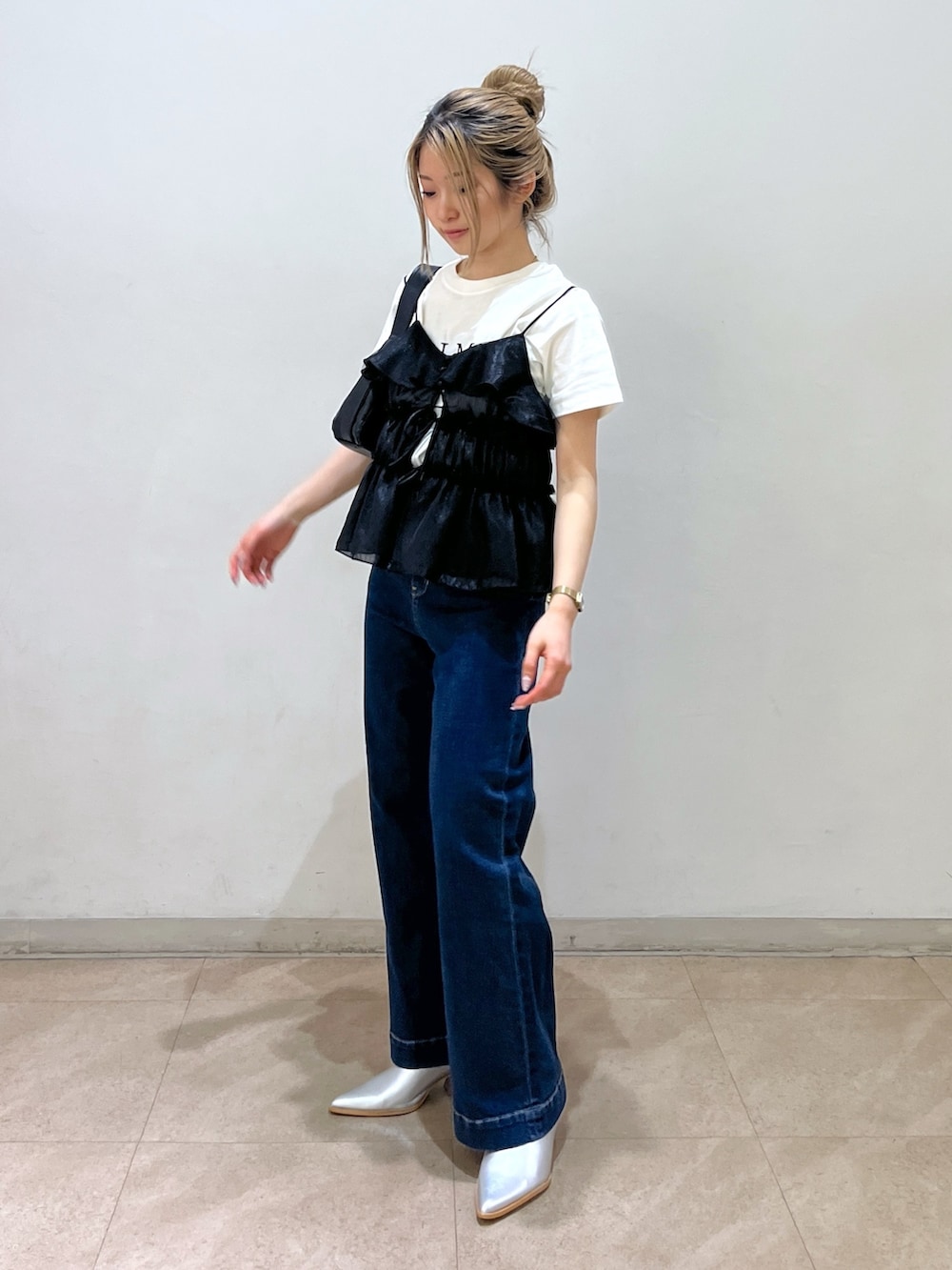 ブラック系のショルダーバッグ、ブラック系のシャツ/ブラウス、ホワイト系のTシャツ/カットソーを着用したレディースの春コーディネートの2枚目の写真