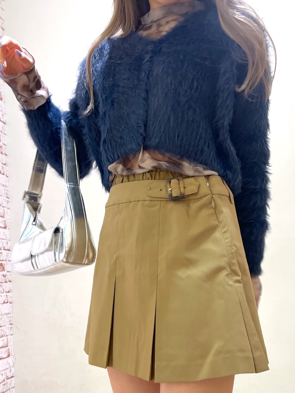 グレー系のTシャツ/カットソー、シルバー系のショルダーバッグ、ブルー系のカーディガン/ボレロを着用したレディースの冬コーディネートの10枚目の写真