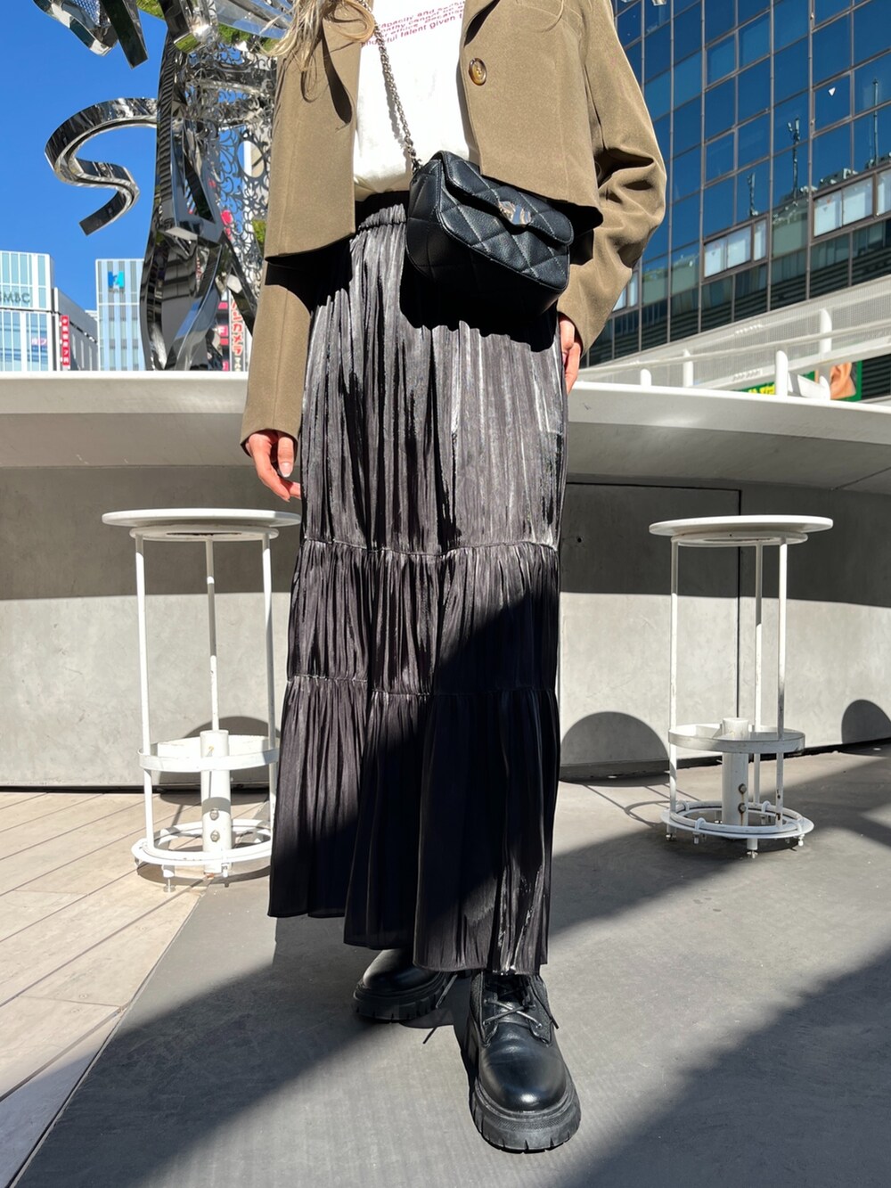 ブラック系のショルダーバッグ、ホワイト系のTシャツ/カットソー、ブラウン系のテーラードジャケットを着用したレディースの秋コーディネートの8枚目の写真