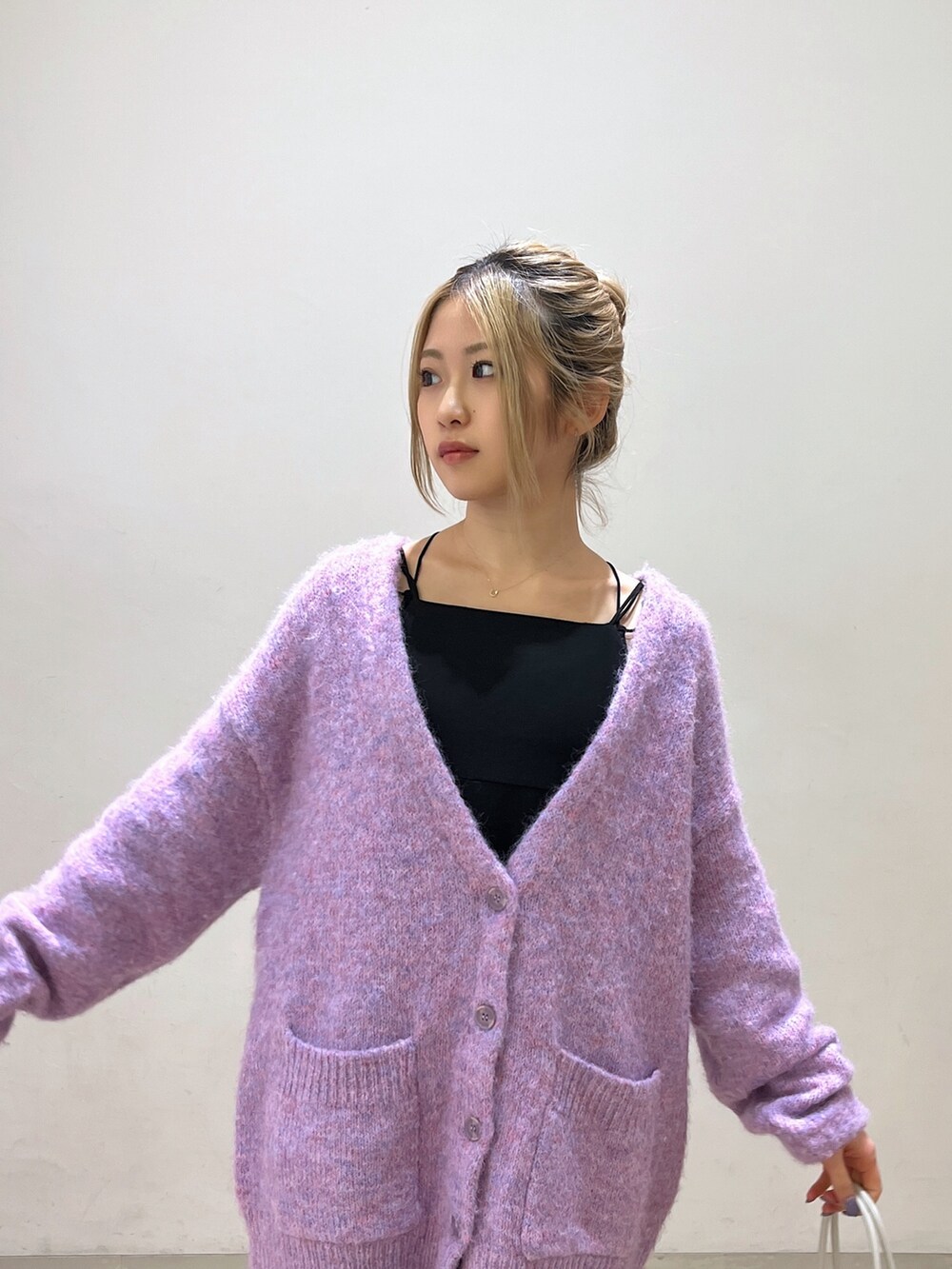 ブラック系のワンピース、パープル系のカーディガン/ボレロ、ホワイト系のショルダーバッグを着用したレディースの冬コーディネートの10枚目の写真