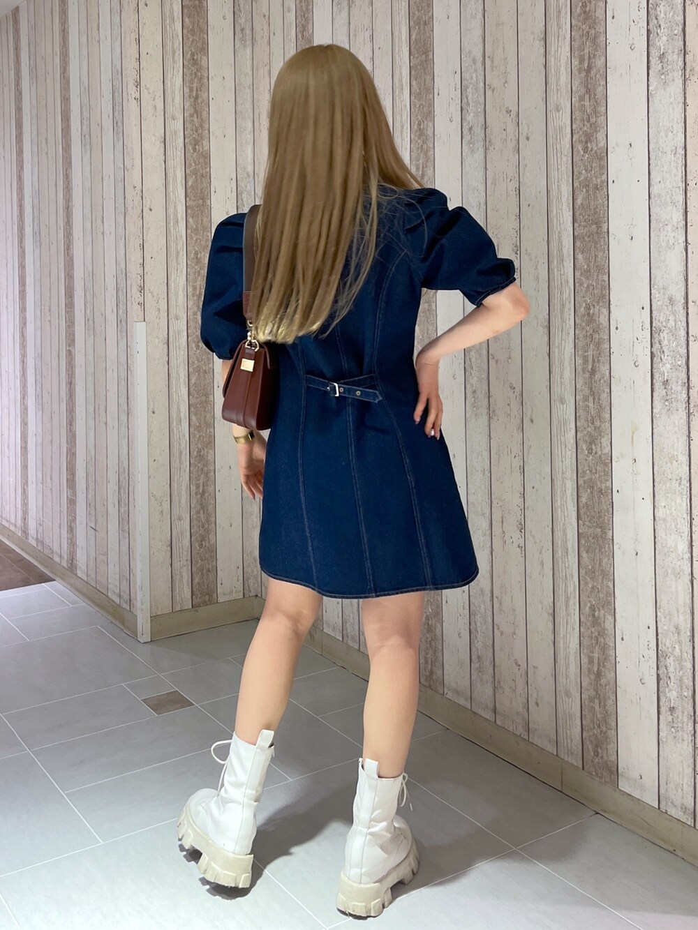 ホワイト系のワンピース、ブラウン系のショルダーバッグを着用したレディースの春コーディネートの4枚目の写真