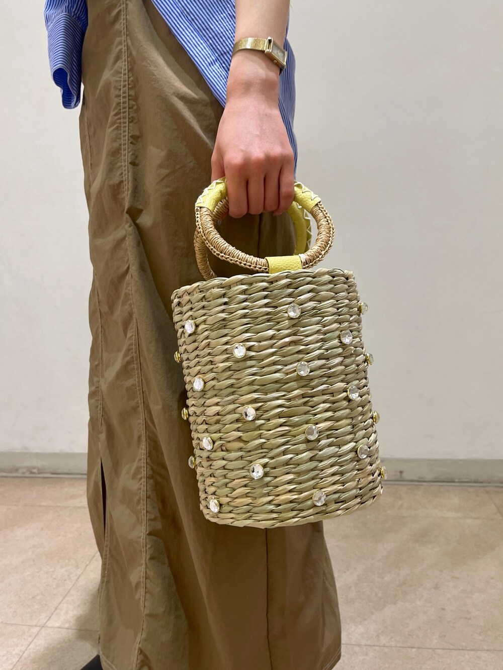 ブルー系のシャツ/ブラウス、ベージュ系のワンピース、ホワイト系のタンクトップを着用したレディースの春コーディネートの10枚目の写真