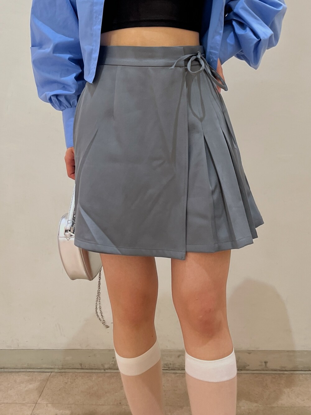 ブルー系のシャツ/ブラウス、グレー系のスカート、シルバー系のショルダーバッグを着用したレディースの春コーディネートの9枚目の写真