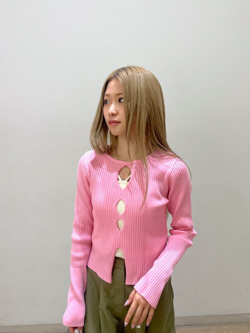 グリーン系のカーゴパンツ、シルバー系のショルダーバッグ、ブラック系のパンプスを着用したレディースの春コーディネートの5枚目の写真