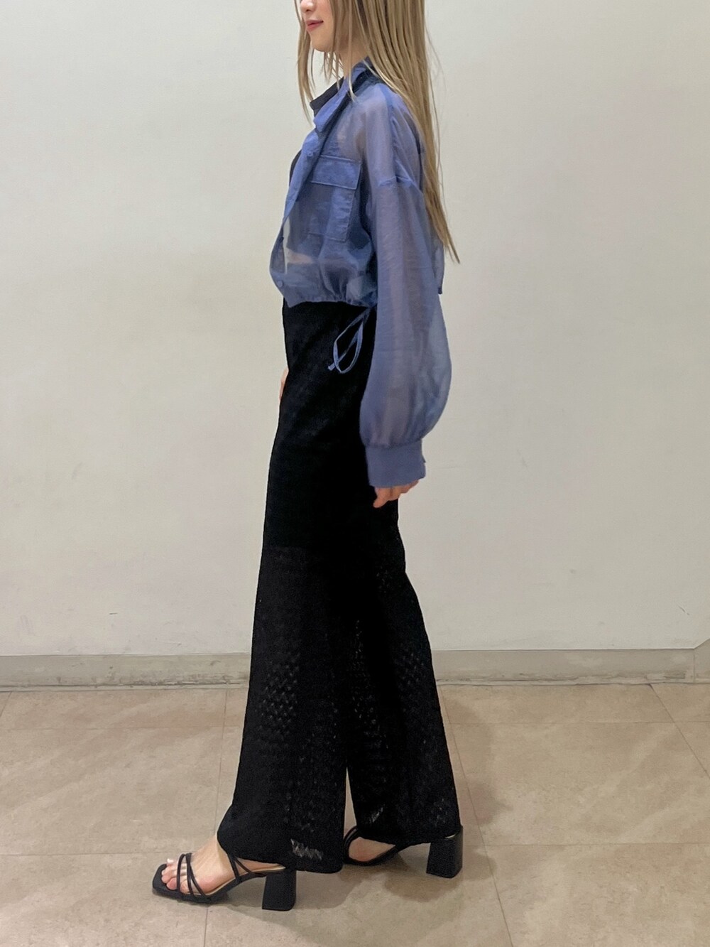 ブルー系のシャツ/ブラウス、ブラック系のその他パンツ、ブラック系のサンダルを着用したレディースの春コーディネートの2枚目の写真