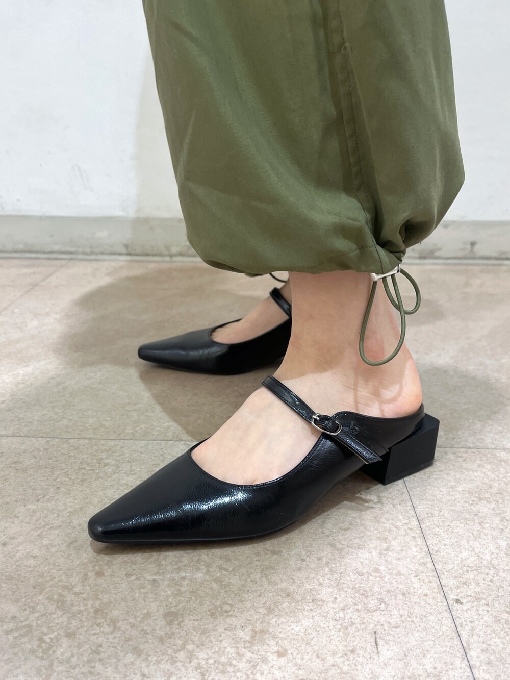 グリーン系のカーゴパンツ、シルバー系のショルダーバッグ、ブラック系のパンプスを着用したレディースの春コーディネートの9枚目の写真