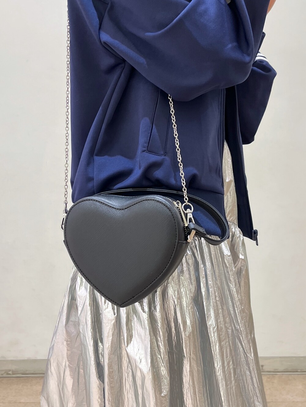 ブルー系のブルゾン、ブラック系のショルダーバッグ、シルバー系のスカートを着用したレディースの春コーディネートの10枚目の写真