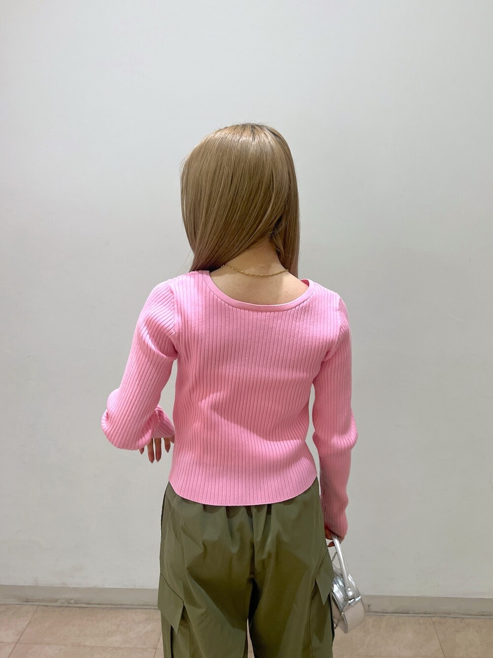 グリーン系のカーゴパンツ、シルバー系のショルダーバッグ、ブラック系のパンプスを着用したレディースの春コーディネートの6枚目の写真