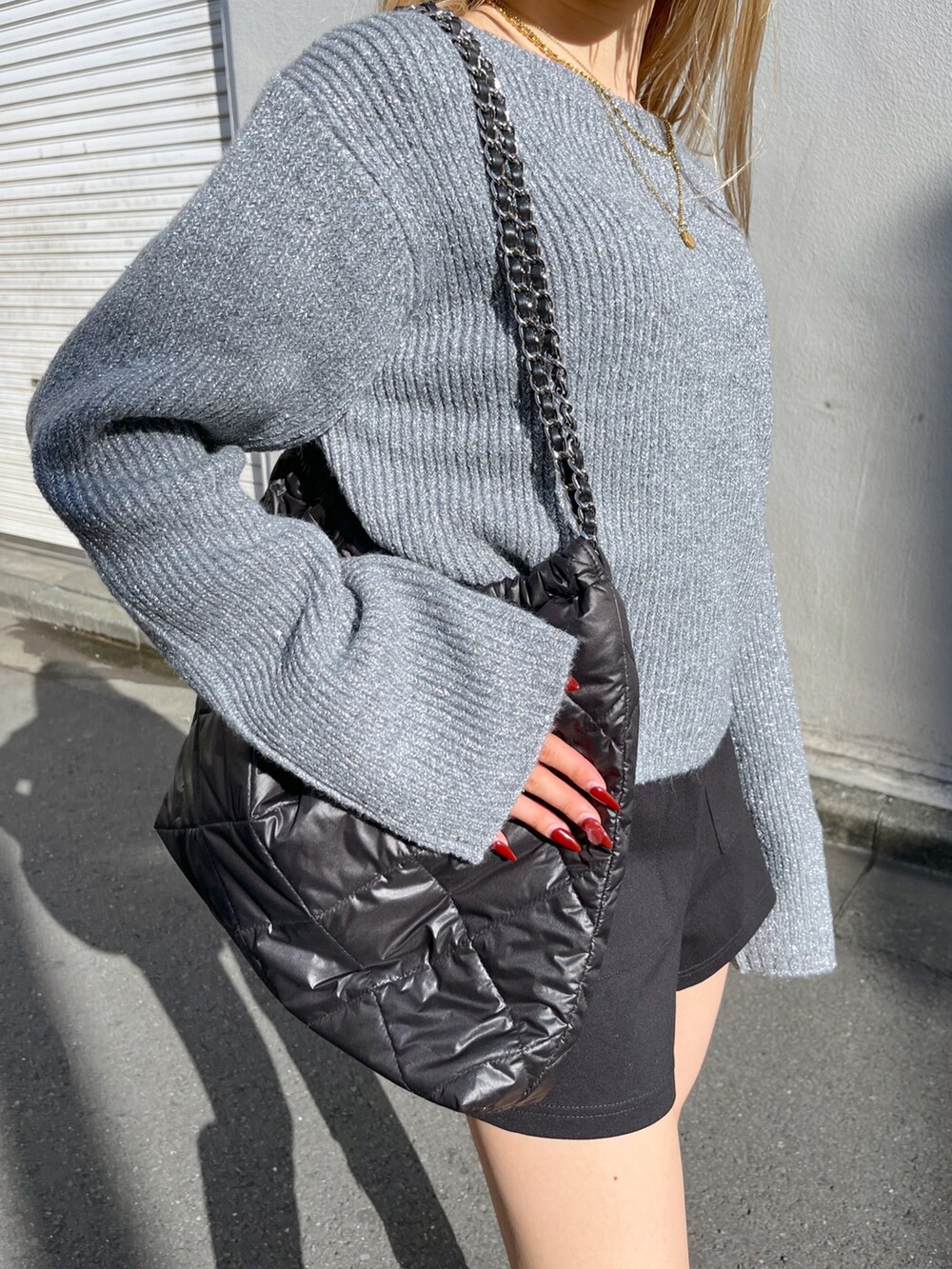 ブラック系のその他パンツ、ブラック系のブーツ、ブラック系のトートバッグを着用したレディースの冬コーディネートの7枚目の写真