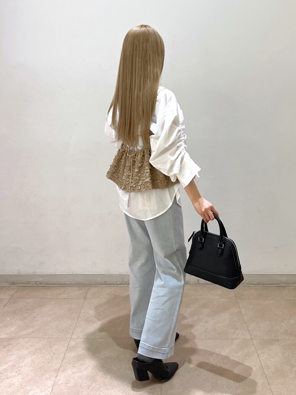 ホワイト系のシャツ/ブラウス、ブラック系のシャツ/ブラウス、ブラック系のパンプスを着用したレディースの春コーディネートの4枚目の写真