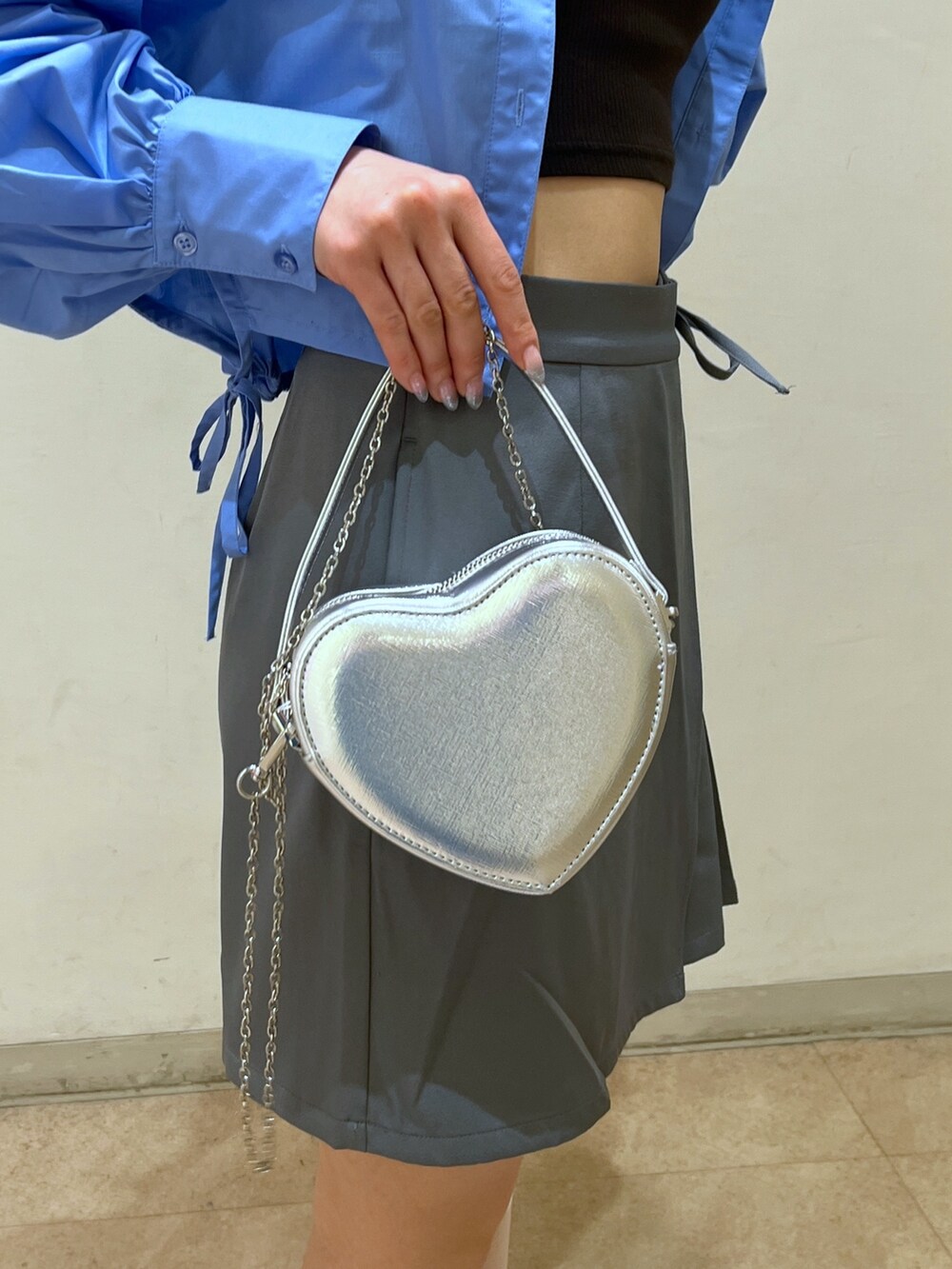 ブルー系のシャツ/ブラウス、グレー系のスカート、シルバー系のショルダーバッグを着用したレディースの春コーディネートの10枚目の写真