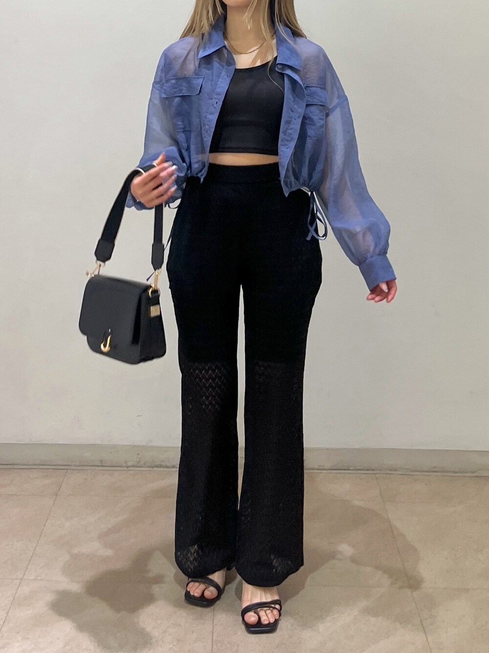 ブルー系のシャツ/ブラウス、ブラック系のその他パンツ、ブラック系のサンダルを着用したレディースの春コーディネートの4枚目の写真