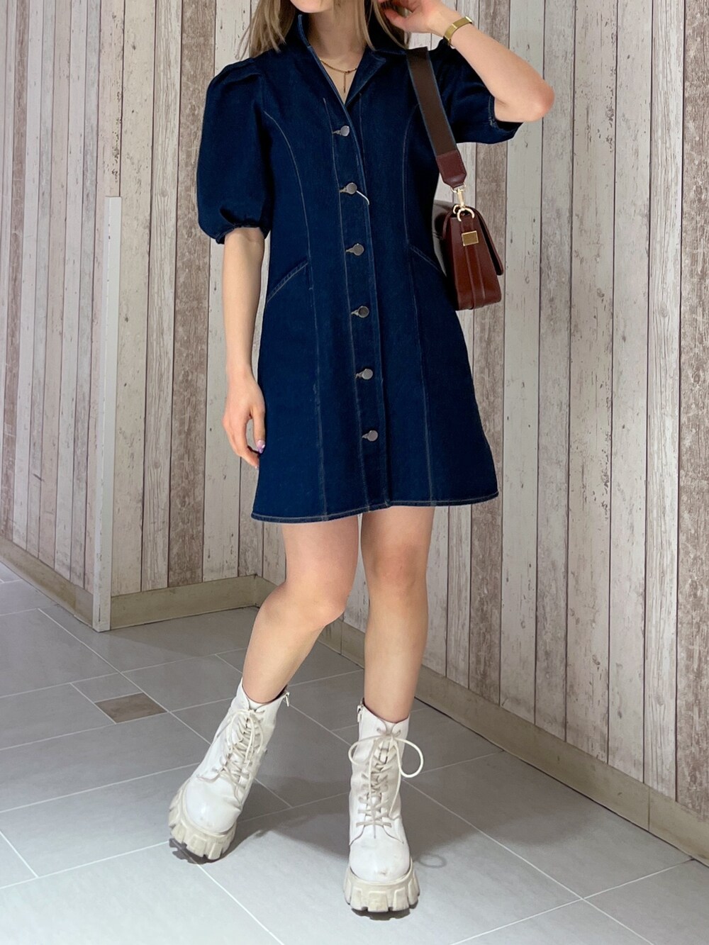 ホワイト系のワンピース、ブラウン系のショルダーバッグを着用したレディースの春コーディネートの5枚目の写真