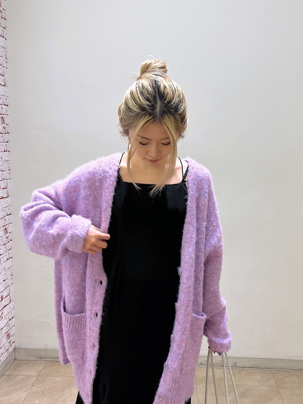 ブラック系のワンピース、パープル系のカーディガン/ボレロ、ホワイト系のショルダーバッグを着用したレディースの冬コーディネートの6枚目の写真