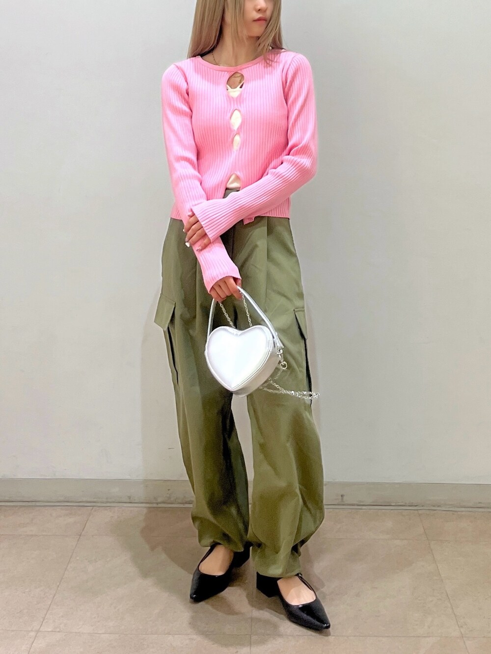 グリーン系のカーゴパンツ、シルバー系のショルダーバッグ、ブラック系のパンプスを着用したレディースの春コーディネートの3枚目の写真