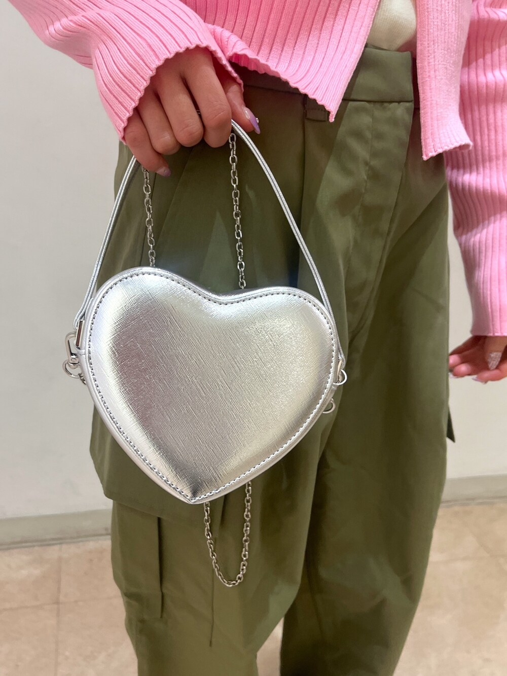 グリーン系のカーゴパンツ、シルバー系のショルダーバッグ、ブラック系のパンプスを着用したレディースの春コーディネートの10枚目の写真