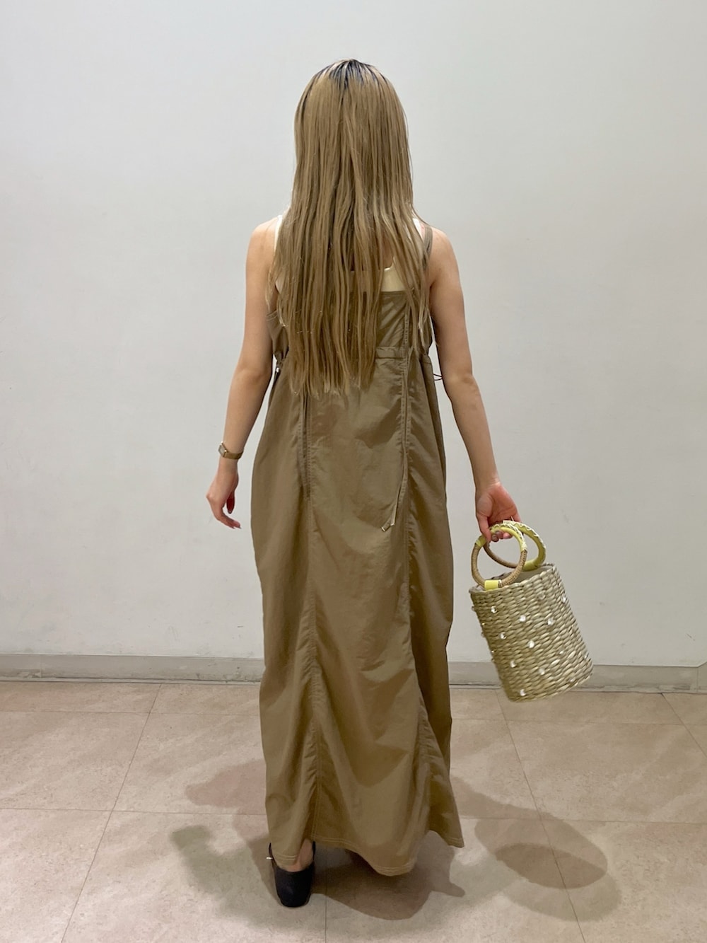 ブルー系のシャツ/ブラウス、ベージュ系のワンピース、ホワイト系のタンクトップを着用したレディースの春コーディネートの8枚目の写真