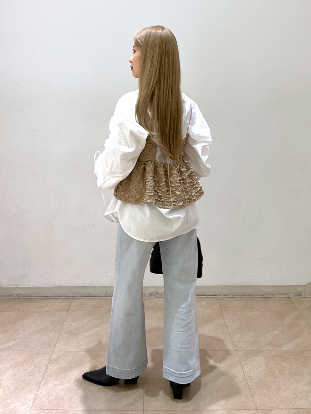 ホワイト系のシャツ/ブラウス、ブラック系のシャツ/ブラウス、ブラック系のパンプスを着用したレディースの春コーディネートの3枚目の写真